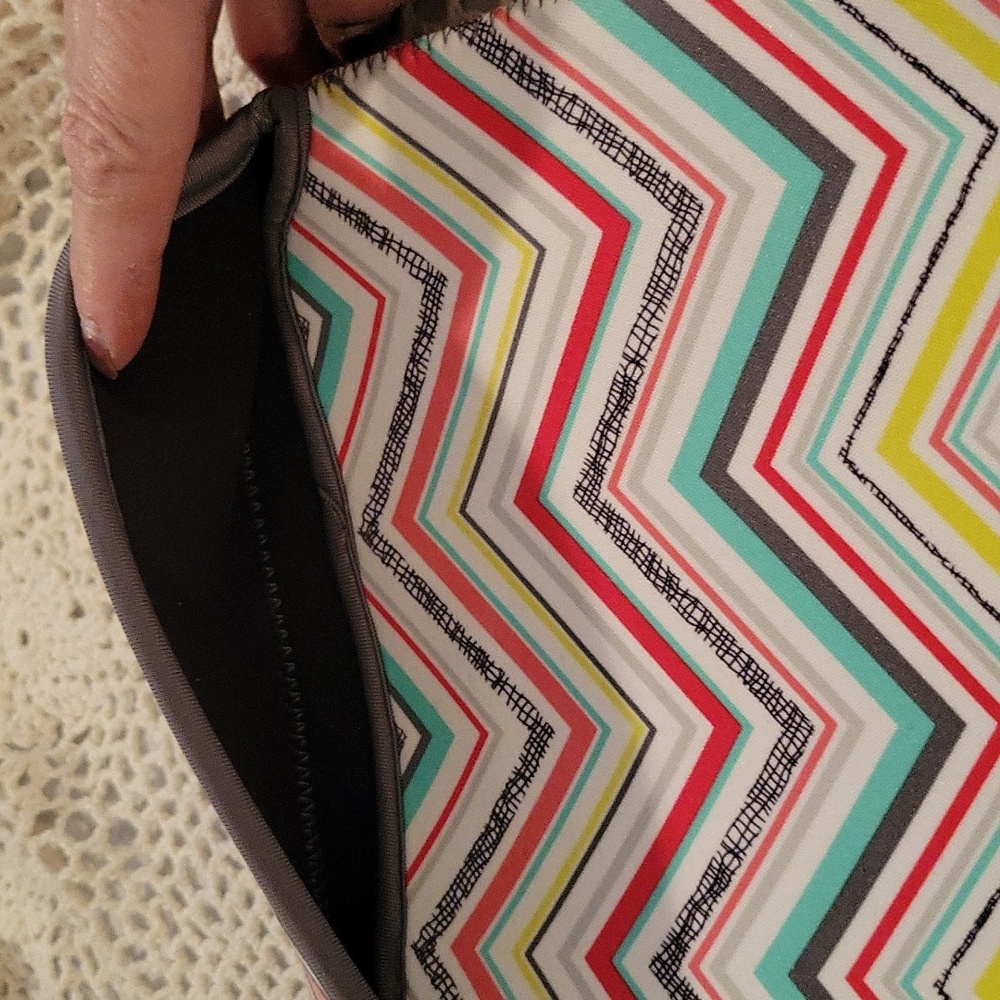 Chevron Pattern Laptop Sleeve - Picture 3 of 3